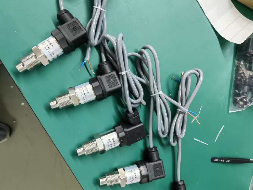 �ȵ�ż�ܹ����ܵ����ѹ���Ǽ��ࣿ�����������ڸ�ѹ�������Ƿ��Ӱ������׼ȷ�ԣ�����������